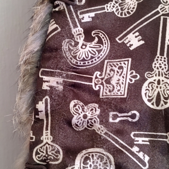 Chic Rabbit Fur Vest in Earthy Tones with Hook Closure and Pockets - Picture 5 of 9